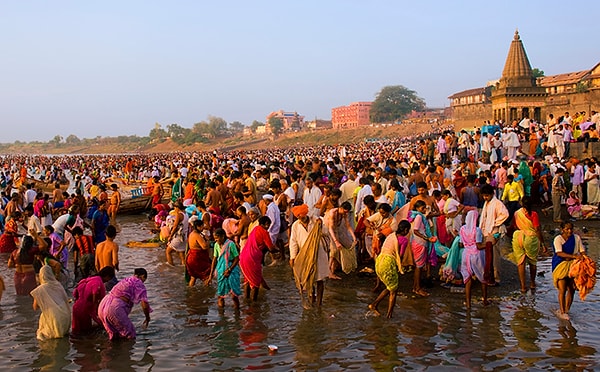 4. Символ какого божества изображен в центре флага Индии?