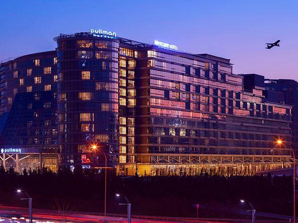 10. Dünya Ticaret Merkezi ve CNR Expo Fuar Merkezi'nden araçla yalnızca 5 dakika mesafede oluşu ve sunduğu son teknoloji imkanlarla mükemmel bir seçenek olan Pullman Istanbul Hotel & Convention Center,