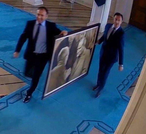 Ancak seçimin yenileme kararıyla birlikte İmamoğlu'nun makamı boşaldı ve asılan bu tablo, yetkililer tarafından kaldırıldı.