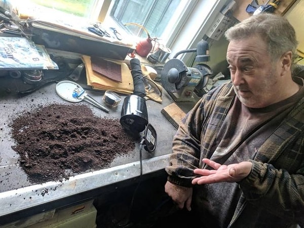 1. «Кофемолка отца выкидывала разные фокусы, и он решил ее разобрать. Вот что оказалось внутри».