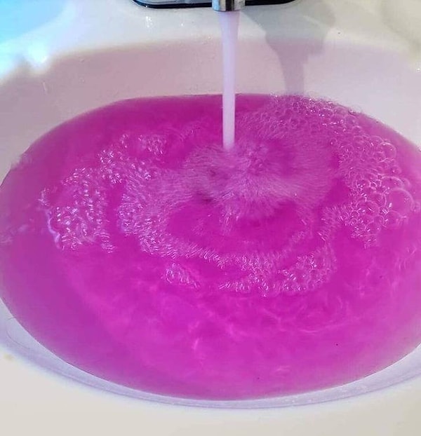 2. «Водопроводная вода в доме у родителей стала кислотно-розовой из-за утечки каких-то химикатов».