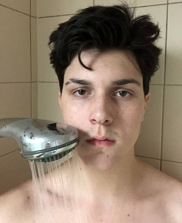 15. «Мой душ в квартире, снятой по Airbnb. И ведь я даже не очень-то и высокий, всего 188 см».