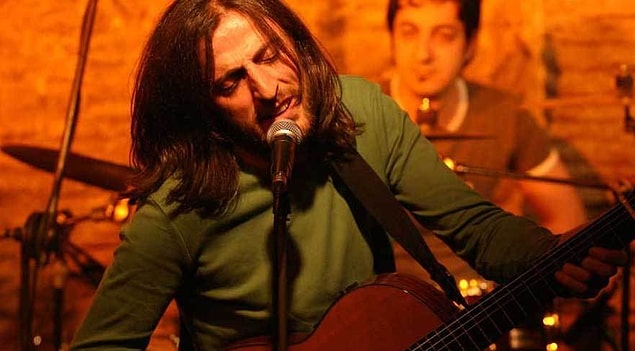Sanatçı, okulu bırakmasının ardından sadece müzik yapmaya karar vererek, Karadeniz müziğini rock müzikle birleştirip kendi tarzını oluşturdu.
