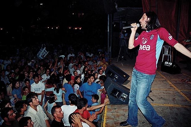 1992'de Ali Enver'le birlikte "Dinmeyen" isimli müzik grubunu kurarak ilk profesyonel çalışmalarını yaptı.