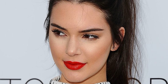 Seçeceğin Kıyafetlere Göre Hangi Makyajı Yapman Gerektiğini Söylüyoruz!