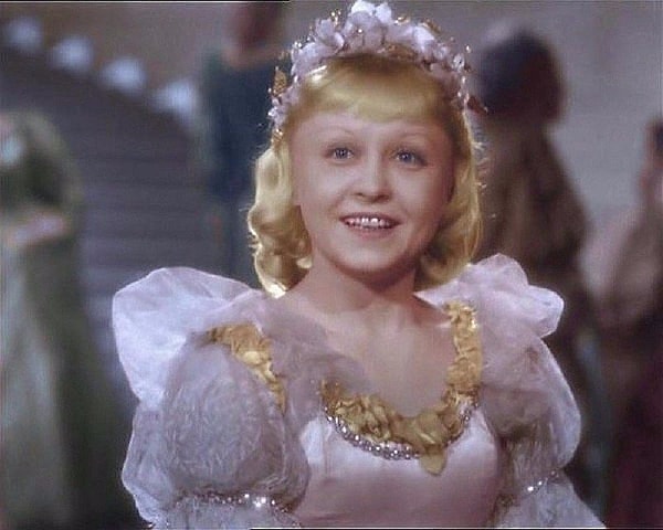 4. Золушка - Я. Жеймо, Король - Э. Гарин, Мачеха - Ф. Раневская, Отец Золушки -?