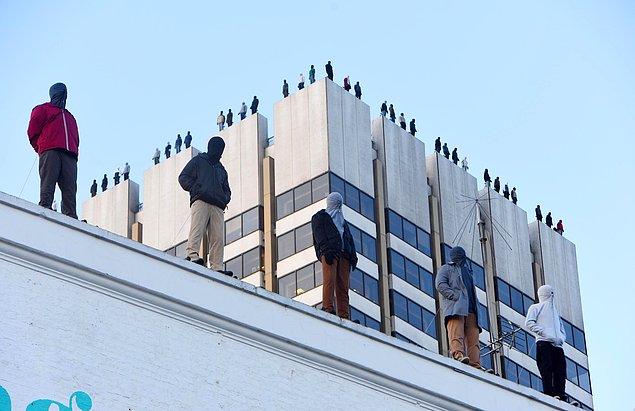 Mark Jenkins'in yaptığı Londra'nın merkezinde bir binanın tepesindeki 84 heykel, her hafta intihar eden erkek sayısını temsil ediyor.