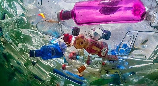 Her seferinde bir plastikten kaynaklanan plastik kirliliğiyle mücadele eden iki aşamalı bir süreçte gerçekleşiyor.