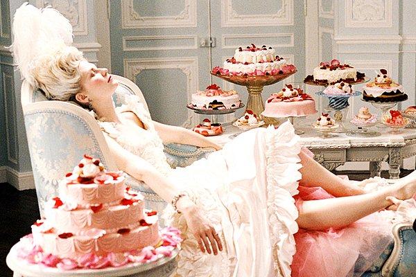 7. Marie Antoinette'deki insanın hangi birini yiyeceğini bilemediği pastalar