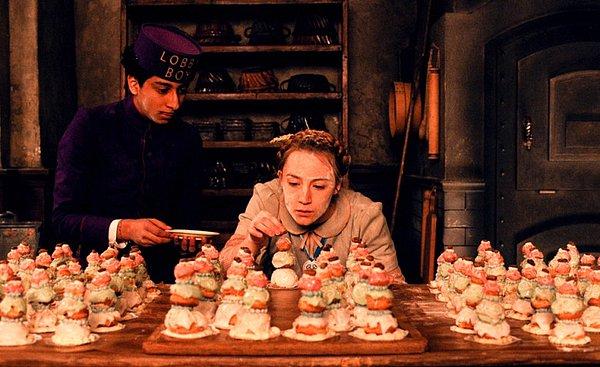 8. Madem tatlılara girdik ve elbette yine The Grand Budapest Hotel'de el kadar çocukların yaptığı minik katlı pastalar