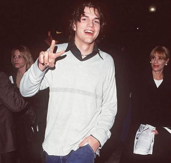 21. Эштон Кутчер на премьере фильма "Скоро" (1999), в котором сыграл свою дебютную роль.