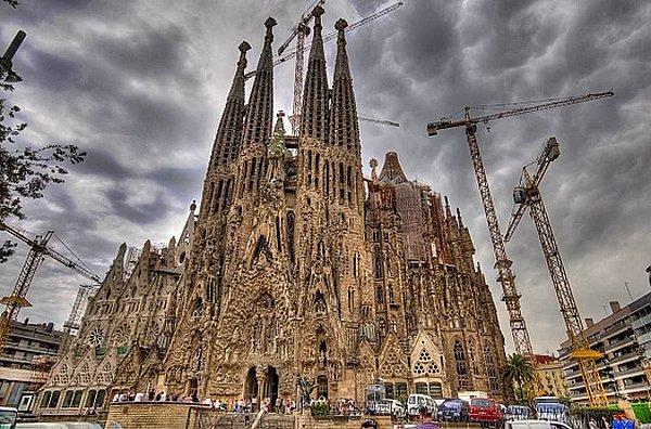 1. Kentin içinde devasa bir heykel: La Sagrada Familia.