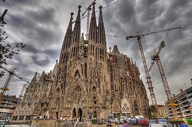1. Kentin içinde devasa bir heykel: La Sagrada Familia.