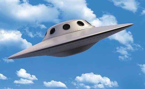 1947 - Bir Amerikalı, gökyüzünde uçan nesneler gördüğünü bildirdi, nesnelerin fincan tabağına benzediğini iddia etti. Basın ilk kez "uçan daire" terimini kullanmaya başladı.