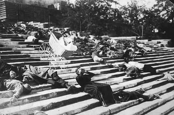 1905 - Kurtlu yemeğe karşı çıkan tayfaların kurşuna dizilmesini önlemek isteyen Rus Savaş gemisi Potemkin'in mürettebatı Karadeniz'de ayaklanıp, gemiyi Odessa'ya doğru yönlendirdi. Birinci Rus devrimin ilk ayaklanması Odessa'da başladı.
