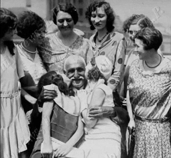 1934 - Bitlis'te doğan Zaro Ağa, 157 yaşındayken yaşamını yitirdi. İç organları inceleme amacıyla alındı.