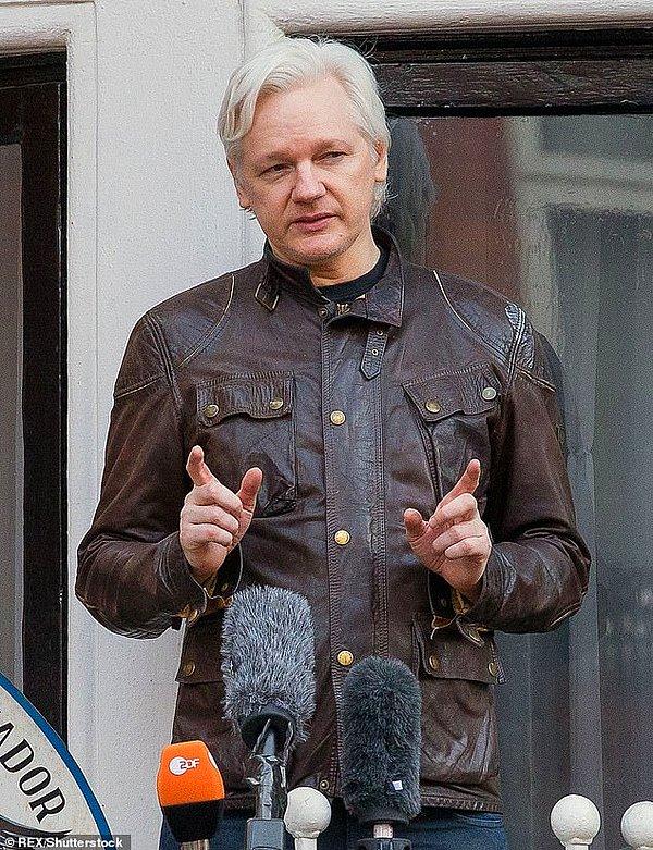 Bunun yanı sıra Pamela, WikiLeaks'in kurucusu Julian Assange ile olan arkadaşlığı ile dikkatleri çekti.