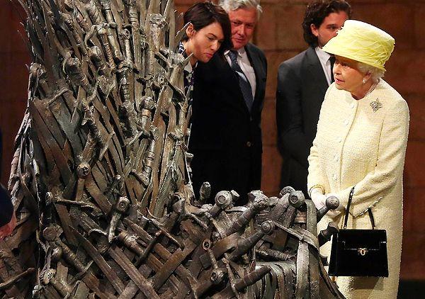 16. Kraliçe Elizabeth, Game Of Thrones setini ziyaret ettiğinde Demir Taht'a oturmamıştır.