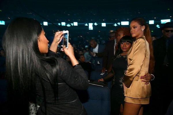 Hatta 2015'teki BET Ödülleri'nde Nicki, annesini Rihanna'yla tanıştırmıştı.