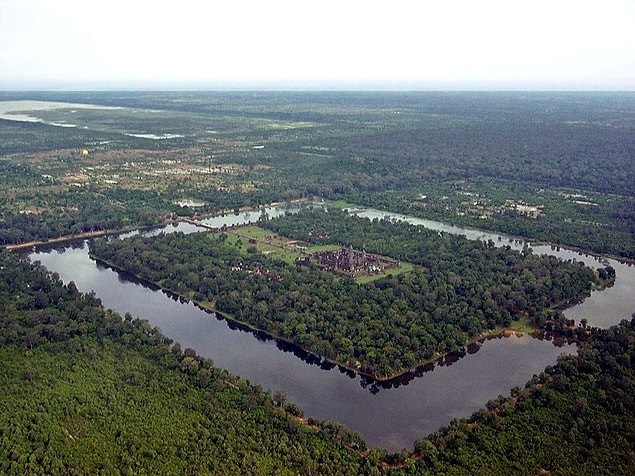 Sanayi devrimine kadar dünyanın en büyük şehri olan Angkor'un sembolü, dev ibadethane Angkor Wat, Kamboçya'nın sembolleri arasında.