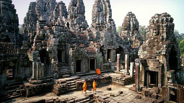 Angkor Wat yapıları, 400 kilometrekarelik bir alan üzerine kurulu. Yapının inşa edildiği 5 milyon tonluk taşların, yaklaşık 40 kilometrelik bir mesafeden taşınmış olduğu düşünülüyor ki bu günümüzde bile hayal etmesi bile zor bir şey.