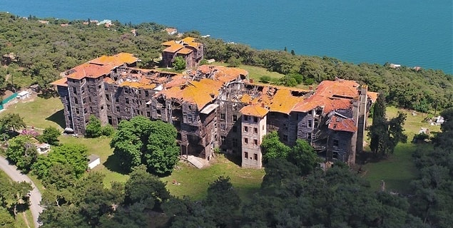 10. Büyükada Rum Yetimhanesi, Dünya'nın en büyük ahşap yapılarından birisi. Mimari olarak, yapı olarak farkı ve lokasyonunun güzelliğine rağmen çürümeye bırakılmış durumda.