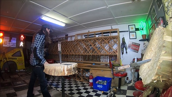 Bıçakla Yaptığı Hareketleri Hayranlıkla İzleyeceğiniz Aşırı Yetenekli Adam!