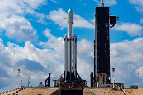 Falcon Heavy kamuoyunun dikkatini ilk kez Şubat 2018'de çekmişti. SpaceX o dönem, kırmızı TESLA Roadster aracı uzaya fırlatarak bir bakıma şov yapmıştı.