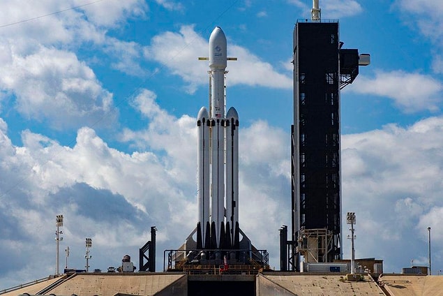 Falcon Heavy kamuoyunun dikkatini ilk kez Şubat 2018'de çekmişti. SpaceX o dönem, kırmızı TESLA Roadster aracı uzaya fırlatarak bir bakıma şov yapmıştı.
