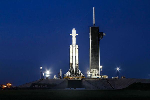 Özellikle gücüyle dikkat çeken Falcon Heavy'nin ilk üç adım kuvvetlendiricisi yeniden kullanılabiliyor ve Dünya'ya dönmeye programlanmış halde uzaya gidiyor.