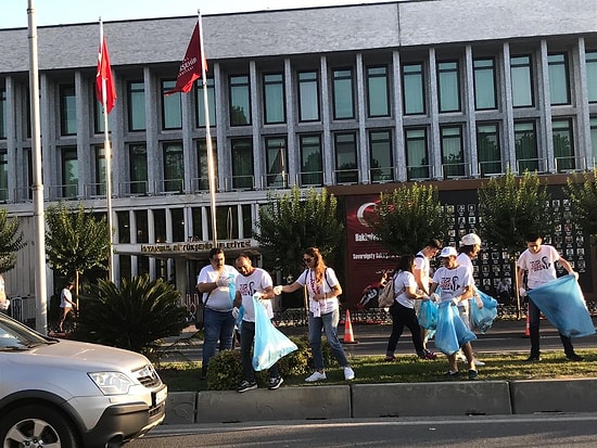 İstanbul Gönüllüleri İBB Binasını İmamoğlu'na Hazırlıyor: Onlarca Vatandaş, Saraçhane Önünde Çöp Topladı