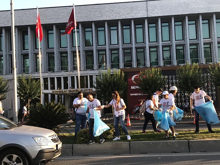 İstanbul Gönüllüleri İBB Binasını İmamoğlu'na Hazırlıyor: Onlarca Vatandaş, Saraçhane Önünde Çöp Topladı