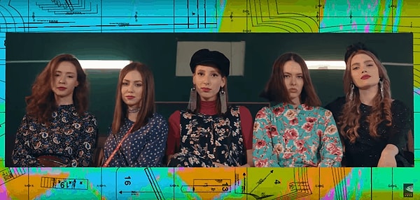 5. Все в этом ролике напоминает 90-е: музыка, фон, декорации и даже прически