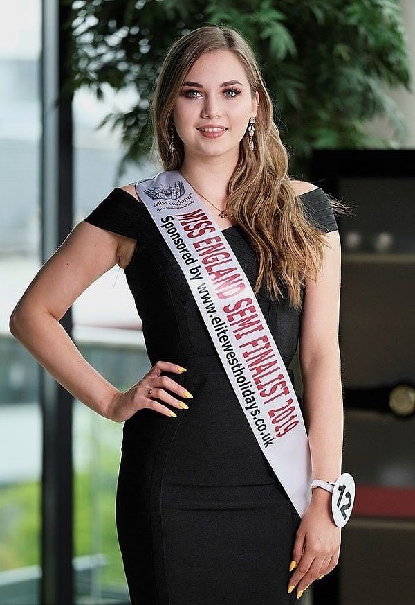 1. Участница Люси Крогдаль с косметикой