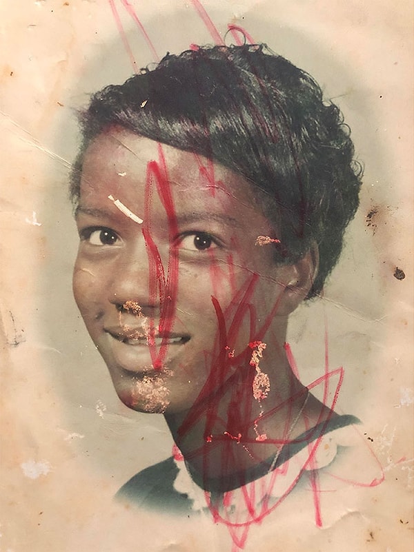 8. Это единственный снимок матери клиента, которая умерла, когда он был младенцем