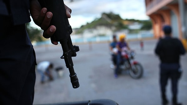 1. Боитесь ли вы того, что на вас на улице могут напасть преступники?