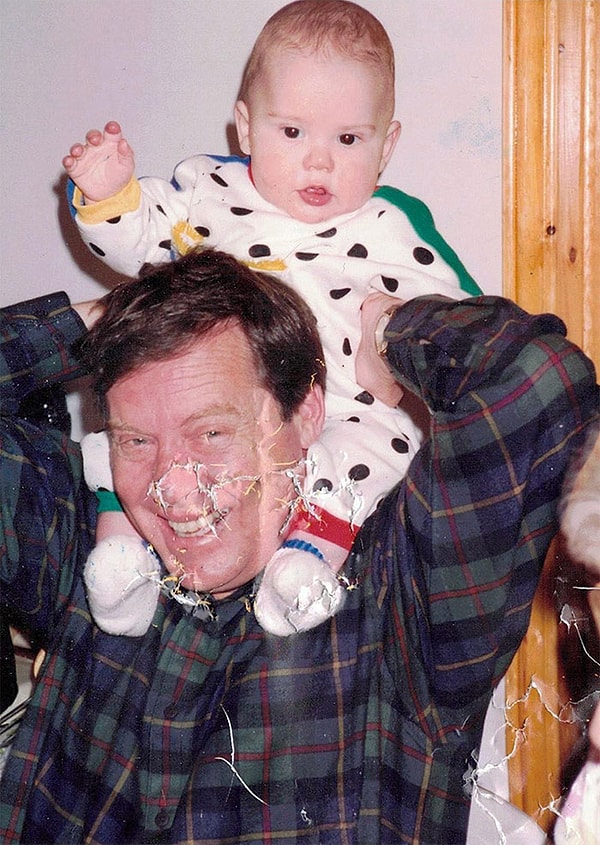 4. "Кошка испортила фотографию любимого дяди"