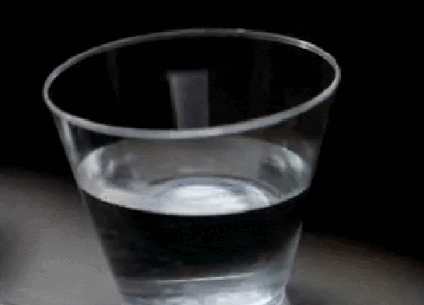 1. Ilık suyla kendinize bir manikür kabı hazırlayın.