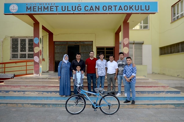 Suriye'deki iç savaşın ardından ailesiyle birlikte Türkiye'ye gelen Muhammet Halil, mimar baba ve öğretmen bir annenin çocuğu.