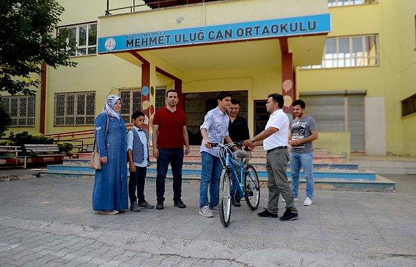 Muhammet Halil'e başarısından dolayı, okul müdürü Cumali Çelik tarafından bisiklet hediye edildi.