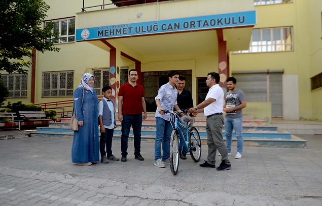 Muhammet Halil'e başarısından dolayı, okul müdürü Cumali Çelik tarafından bisiklet hediye edildi.