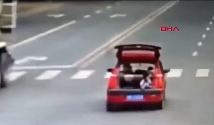 Bagaj Kapısı Açık Şekilde İlerleyen Aracın İçinde Arka Koltuktan Bagaja Geçen Çocuğun Korkutucu Görüntüleri!