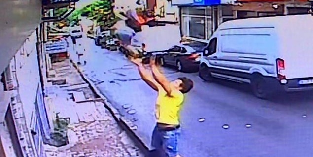 2 yaşındaki çocuğu havada yakaladı!