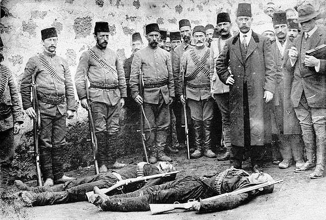 Bu kovalamaca sırasında, Gürcü beyinin iki çok sevdiği ve beraber şehirden uzaklaştığı amca oğullarını öldürdüğü haberini alır.