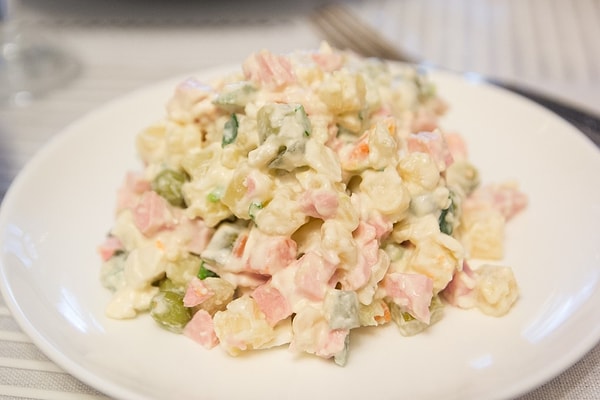 13. Какой из нижеуказанных компонентов не добавляют в салат "Оливье"?