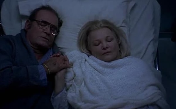 9. Кто эта женщина справа?