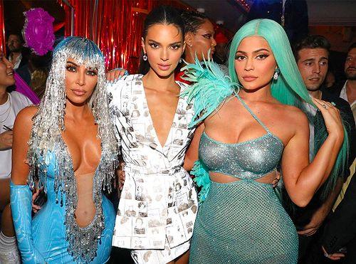 Kim Kardashian Yeni Korse Markası İçin Kimono Sözünün Haklarını Satın Aldı, Reaksiyonlar Gecikmedi