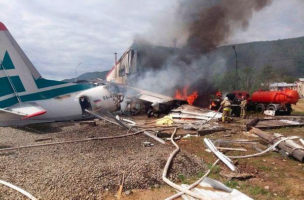Yaklaşık 40 yolcuyu taşıyan uçaktaki iki pilot olay yerinde hayatını kaybetti, 22 kişi de yaralandı.
