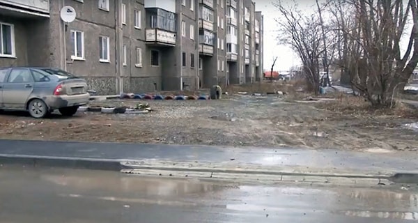 5. Житель Нижнего Тагила спилил часть бордюра болгаркой, чтобы парковать свою машину на газоне под окном. А голова-то работает! :)