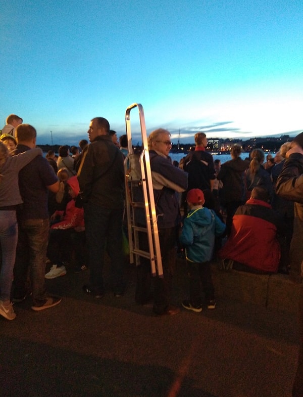 20. Как грамотные петербуржцы ходят смотреть "Алые паруса" :)